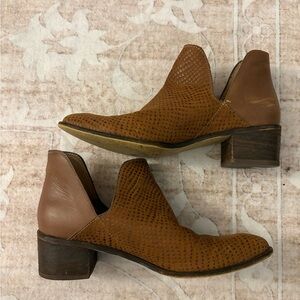 Stylish Brown Tan Leather Ankle Booties Size 9 Pointed Toe